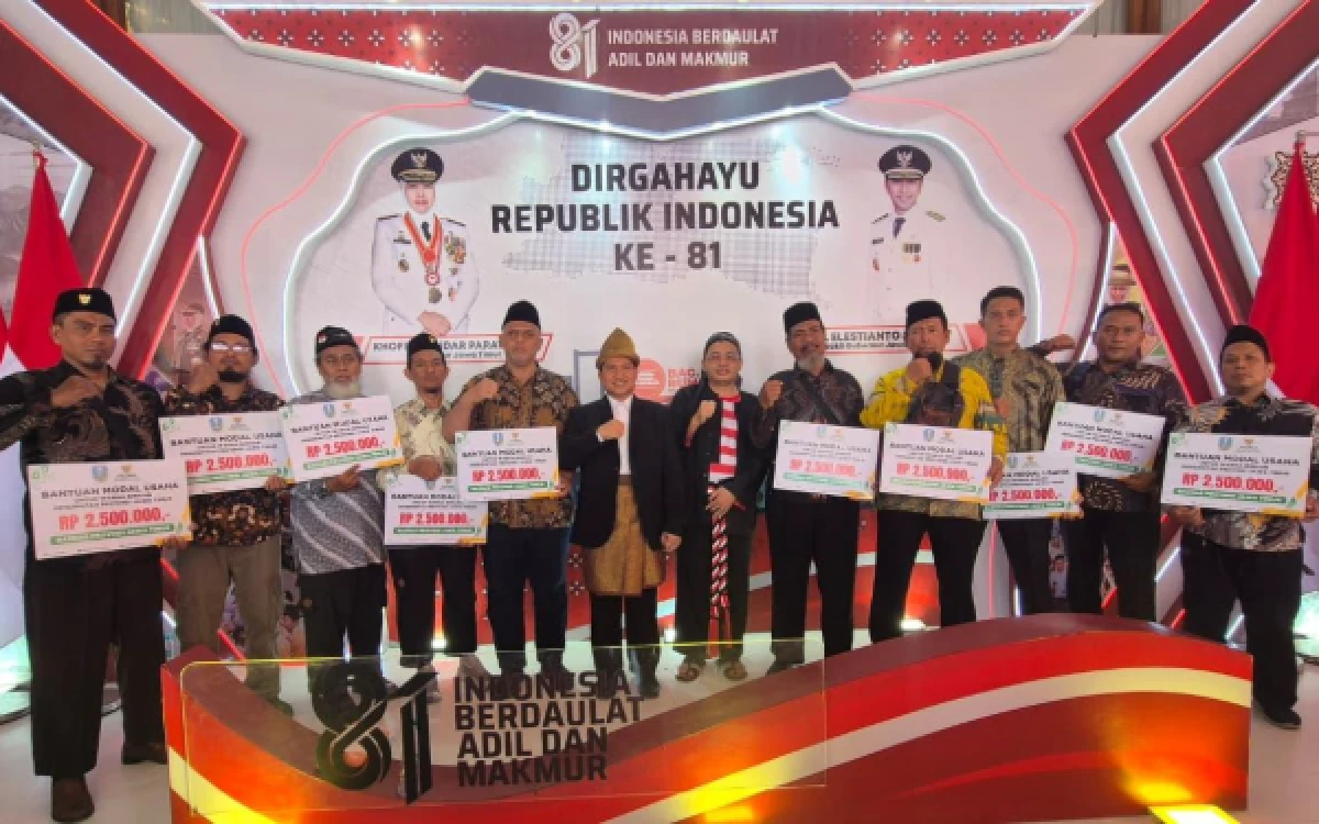 Thumbnail Berita - HUT ke-81 RI, BAZNAS Jatim Salurkan Modal Rp2,5 Juta untuk 10 Eks Napiter