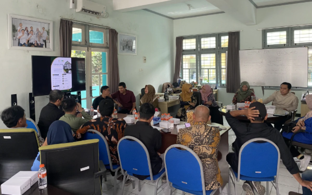 Foto Momen sharing session yang diikuti oleh P2B UIN KHAS Jember dan UIN Maliki. (Foto: UIN KHAS Jember)