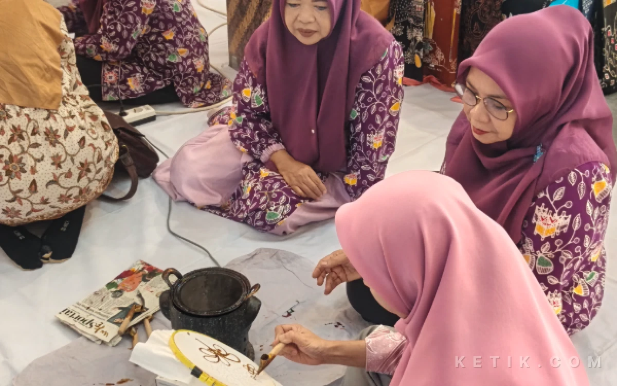 Thumbnail Berita - Hari Batik Nasional 2026, Gressmall Gresik Ajak Masyarakat Membatik Bersama