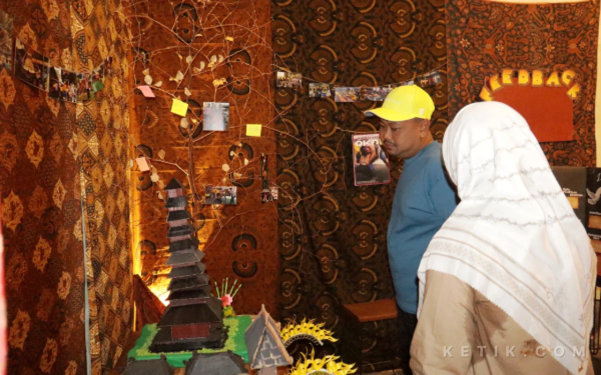 Foto Bupati Gresik, Fandi Akhmad Yani, Saat Hadiri Pembukaan Festival "Menjadi Gresik" di Kampung Kemasan (Foto: Daniel Andayawan/Ketik.com)
