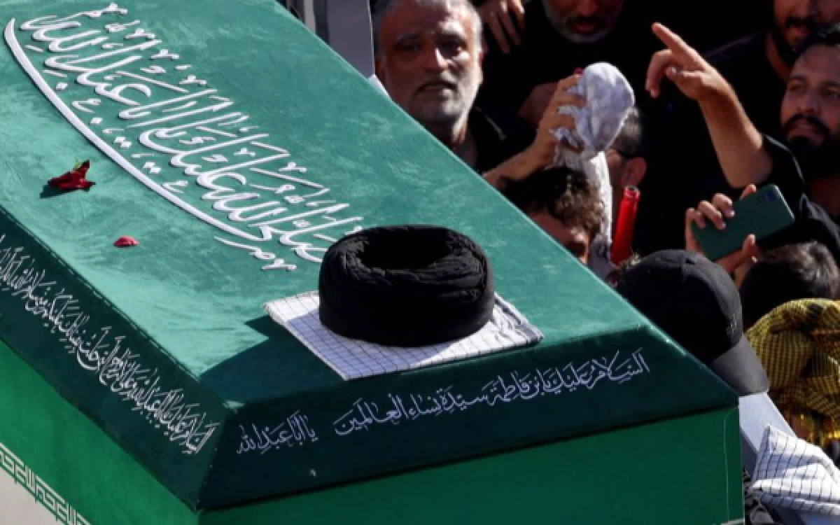 Thumbnail Berita - Ali Khamenei Dikebumikan di Kompleks Imam Reza