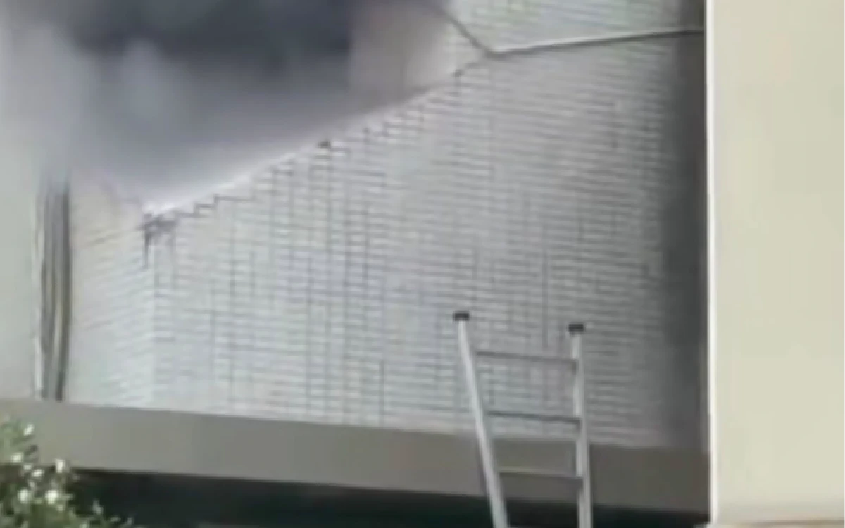 Thumbnail Berita - Gedung Untag Surabaya Terbakar, Sembilan Unit Pemadam Dikerahkan