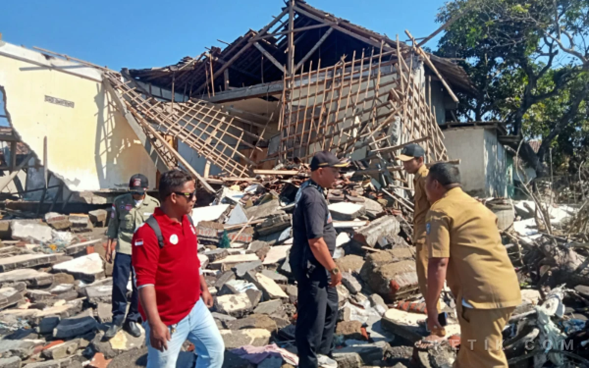 Thumbnail Berita - Camat Kapongan, Dinas Sosial dan BPBD Situbondo Salurkan Bantuan bagi Warga Terdampak Banjir Rob