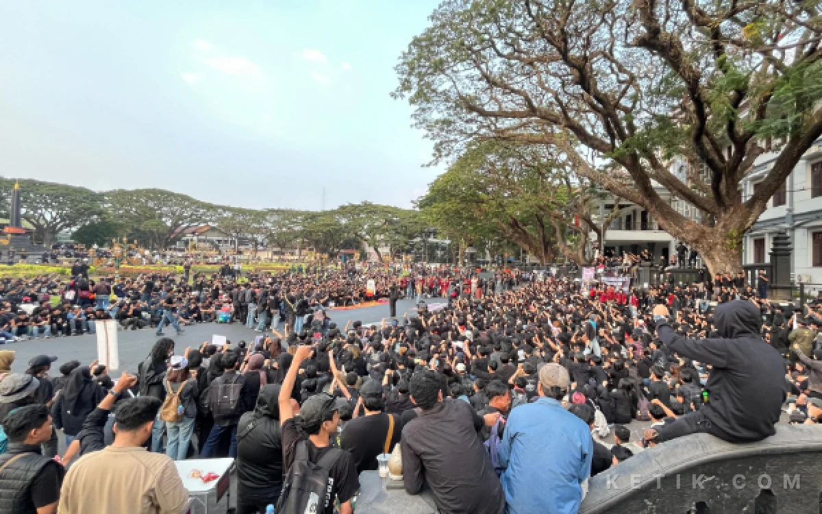 Thumbnail Berita - Ratusan Mahasiswa Demo DPRD Kota Malang Kritik 2 Tahun Prabowo-Gibran, Siap Aksi Lebih Besar Lagi