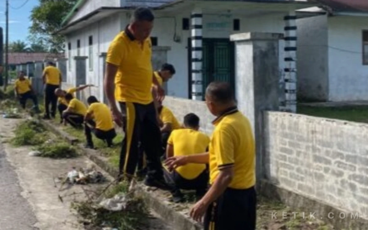 Thumbnail Berita - Sambut HUT Bhayangkara, Polisi Aceh Singkil Bersih-Bersih Masjid Al Ikhlas Gostelsel
