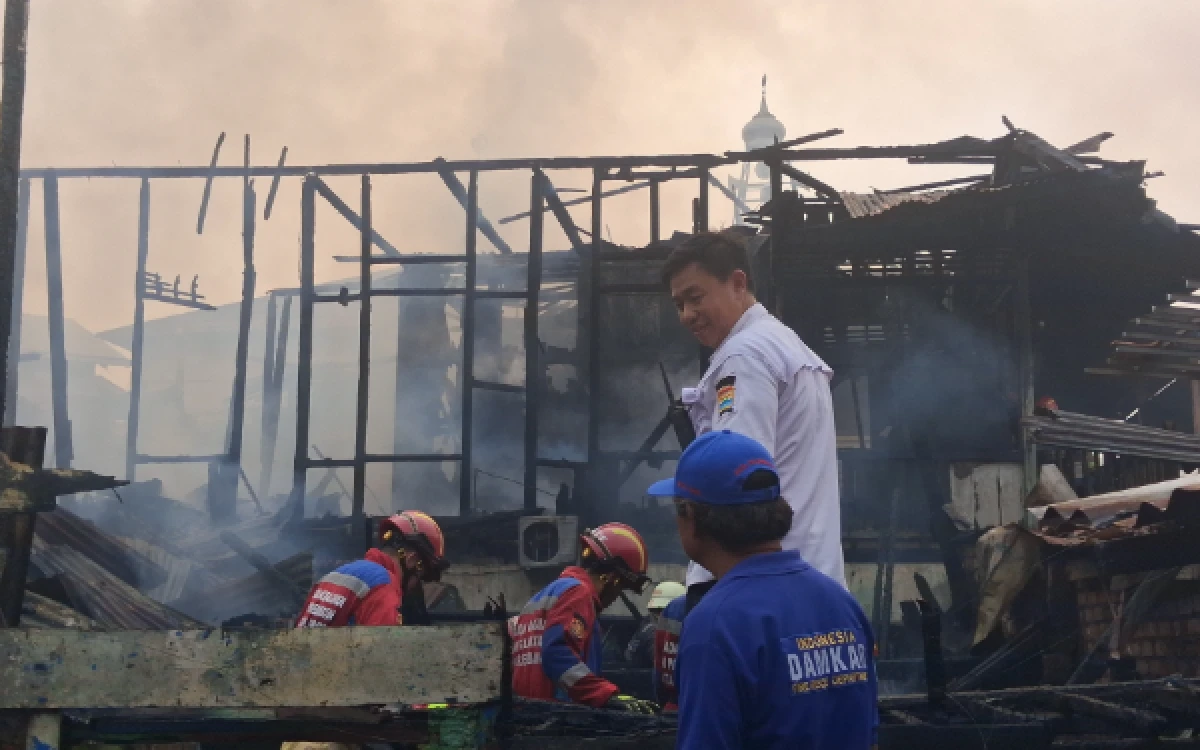 Foto Petugas pemadam kebakatan Kita Palembang saat berjibaku memadamkan api di kawasan Jalan Lorong Soak Batok, Jalan Mujahidin, Kecamatan Ilir Barat I, Palembang, Sumatera Selatan, Rabu 30 September 2026. (Foto : Yola/Ketik.com)