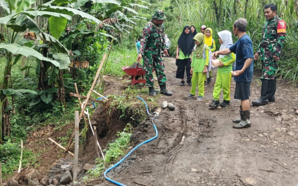 Thumbnail Berita - Satgas TMMD ke-128 Kodim 0820 Probolinggo Edukasi Siswa di Klagin, Waspadai Longsor Saat Musim Hujan