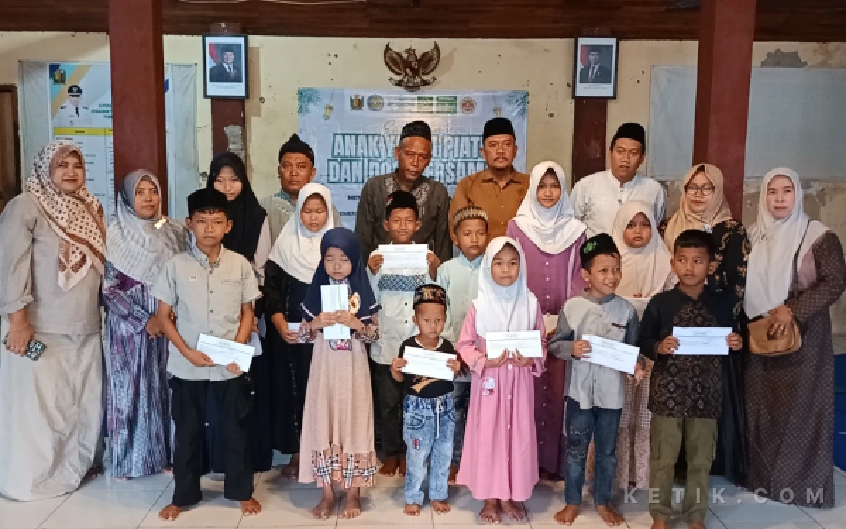 Foto Pemerintah Desa Mejasem foto bersama Anak Yatim usai kegiatan santunan (Foto: Slam/ketik.com)