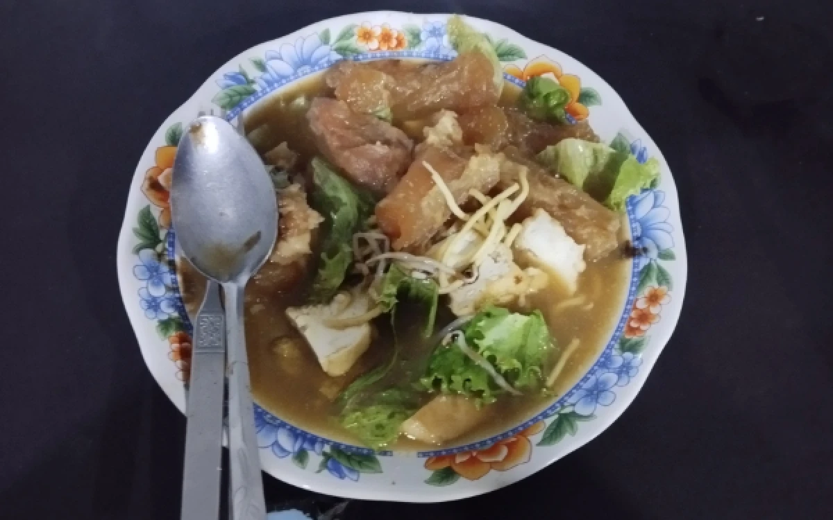 Foto Seporsi tahu campur khas Tahu Campur Lamongan Mas Chus dengan isian tahu, mi kuning, tauge, dan sayuran segar yang disiram kuah petis kental yang disajikan oleh warung Tahu campur Lamongan mas chus pada Rabu, 19 Agustus 2026. (Rayyan Nabil Abrary/ketik.com)