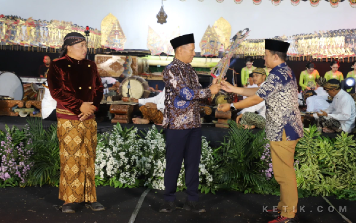 Thumbnail Berita - Wayang Kulit Kolosal Meriahkan HUT ke-821 Tulungagung, Lakon Gatotkaca Penuh Makna