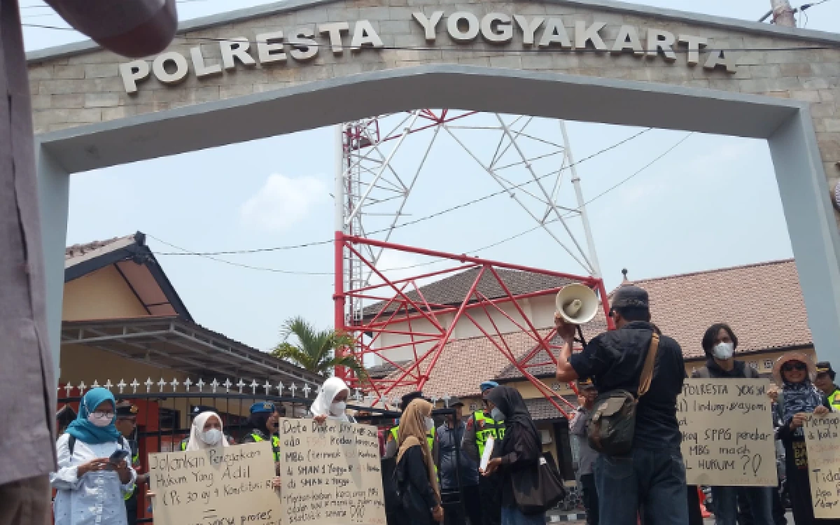 Foto Koalisi Pegiat HAM dan Anti Korupsi Selamatkan Indonesia (KPH AKSI) saat mendatangi Mapolresta Yogyakarta untuk menuntut kejelasan penegakan hukum terkait kasus keracunan Makan Bergizi Gratis (MBG).
(Foto: Bahar for Ketik.com)