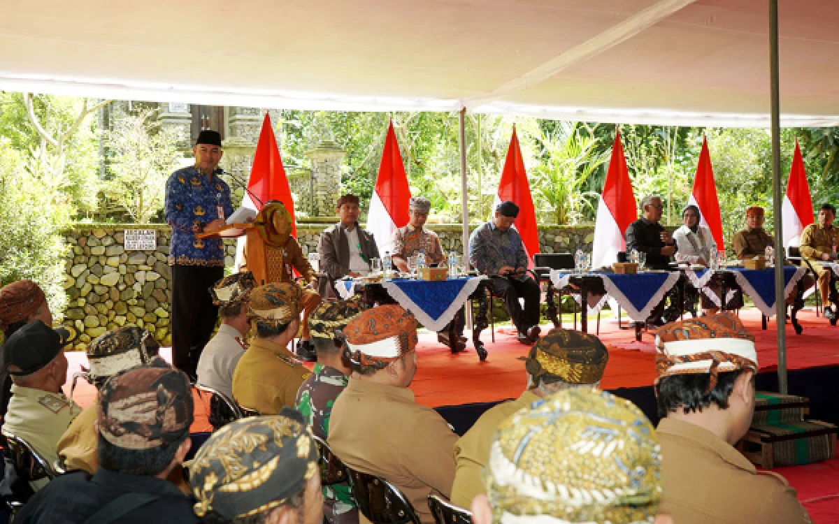 Thumbnail Masyarakat Tengger Gelas Musyawarah Hukum Adat Tengger Di Situs Selogending