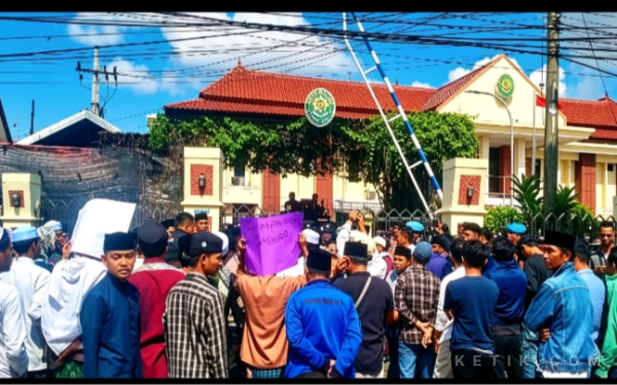 Thumbnail Berita - Ratusan Santri dan Alumni Ponpes Geruduk PN Sampang, Tuntut Hukuman Berat Terdakwa Penganiaya Guru Tugas