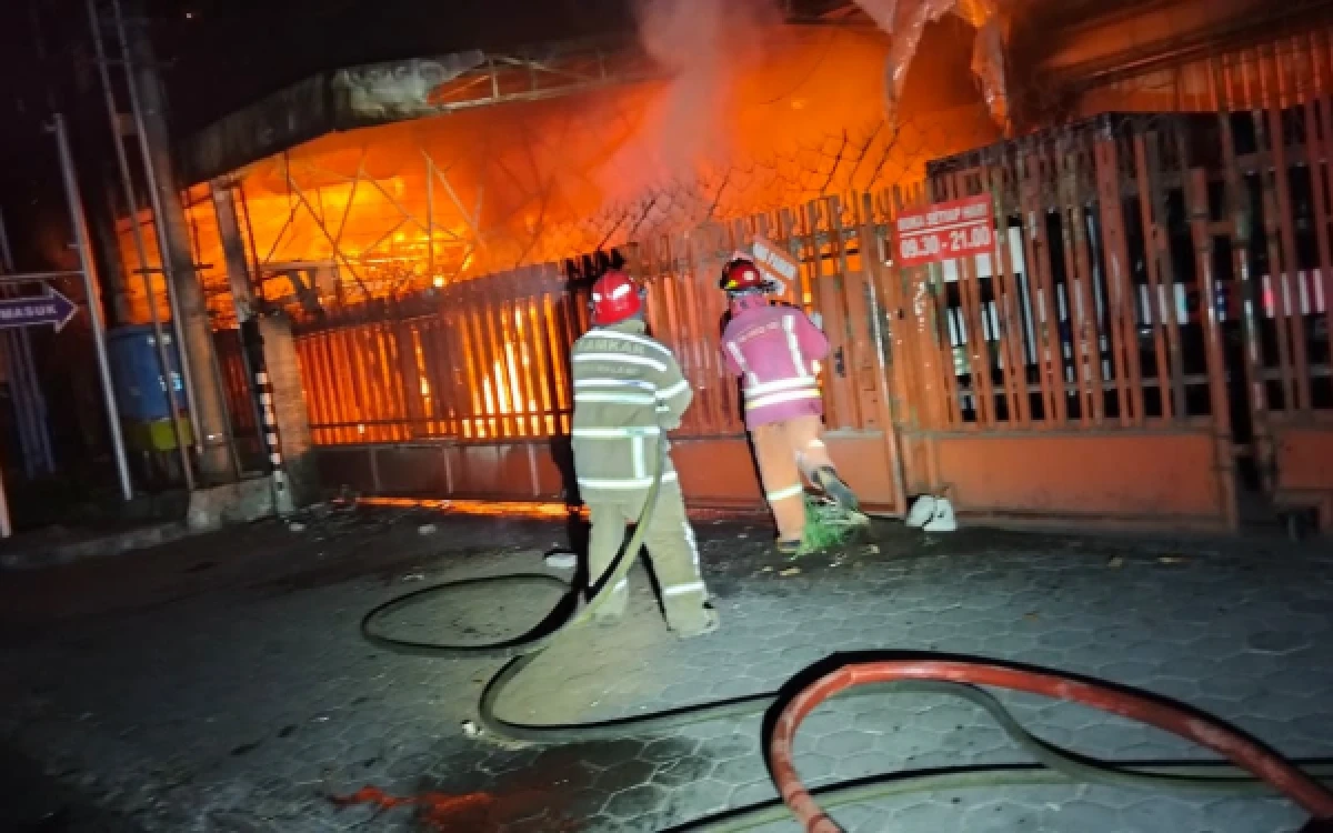 Thumbnail Berita - Toko Elektronik Ogan di Kota Malang Terbakar, Satu Penjaga Toko Alami Luka Bakar