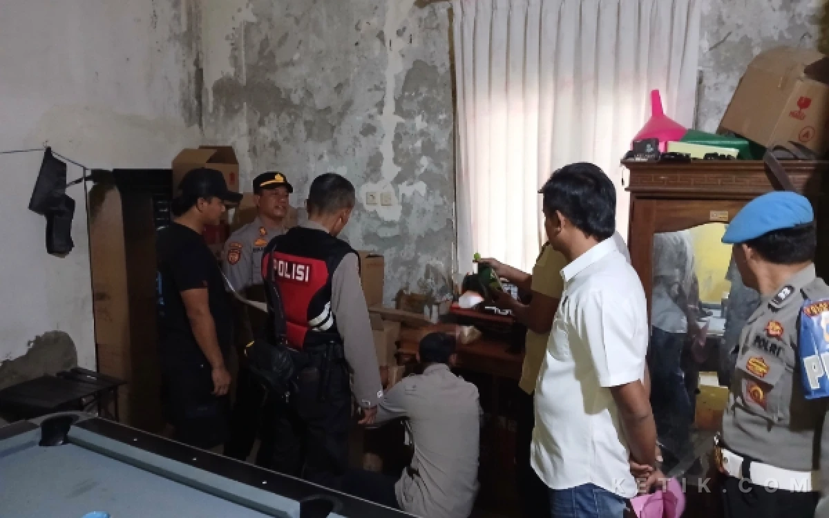 Thumbnail Berita - Polisi Sita 10 Botol Miras dari Warung di Lajo Kidul Tuban, Temukan Atlas, Amer hingga Kawa-kawa