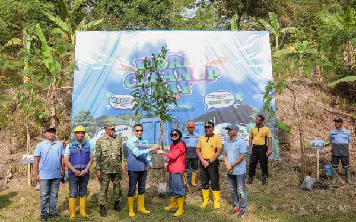 Thumbnail Berita - ‎Jaga Sumber, Rawat Masa Depan! Tugu Tirta dan DLH Kota Malang Gerak Bersama Bersihkan Sumber Merjosari ‎