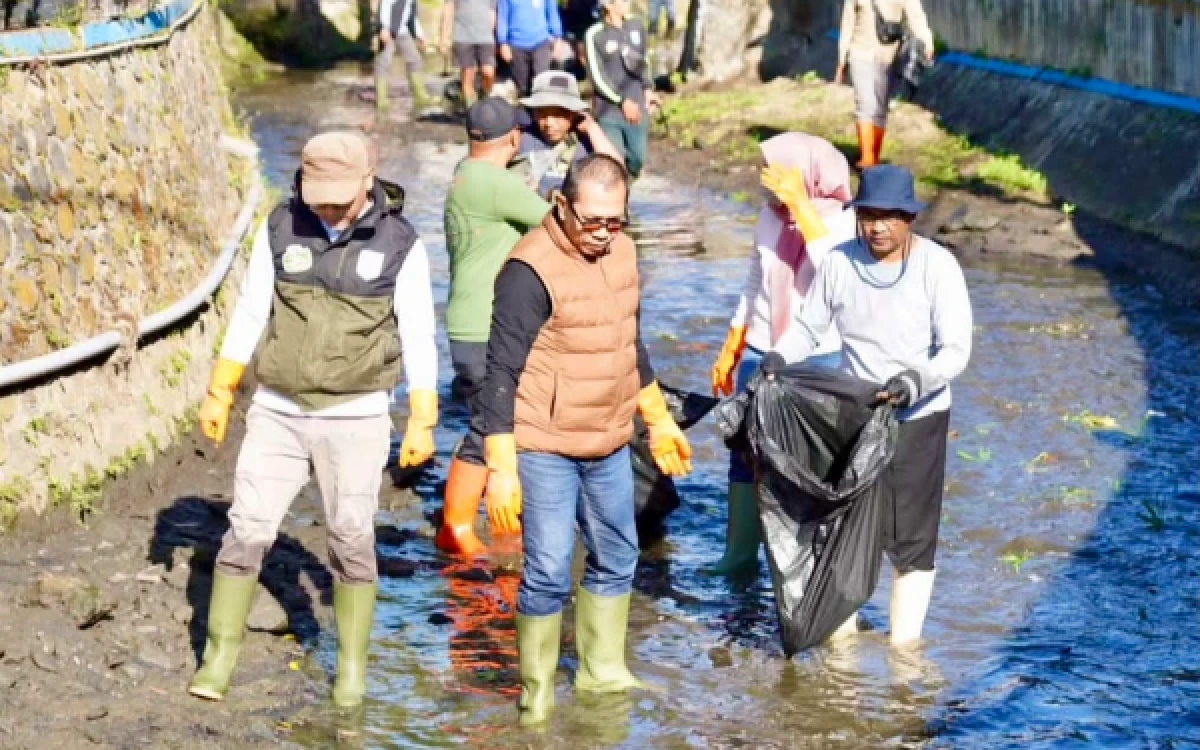 Thumbnail Berita - Wali Kota Batu Ajak Warga Jaga Sungai, Soroti Dugaan Pencemaran di Sungai Lesti