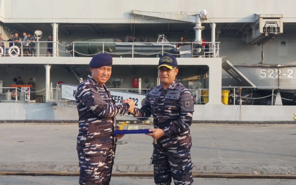 Foto Komandan Pangkalan TNI Angkatan Laut (Danlanal) Palembang, Kolonel Laut (P) Arry Hendrawan, M.Tr.Opsla. dan Komandan KRI Teluk Youtefa-522, Letkol Laut (P) Rendra Hariwibowo, S.H., M.Tr.Opsla berjabat tangan  sambil memberikan paket kenang kenangan (Foto: Bubun)