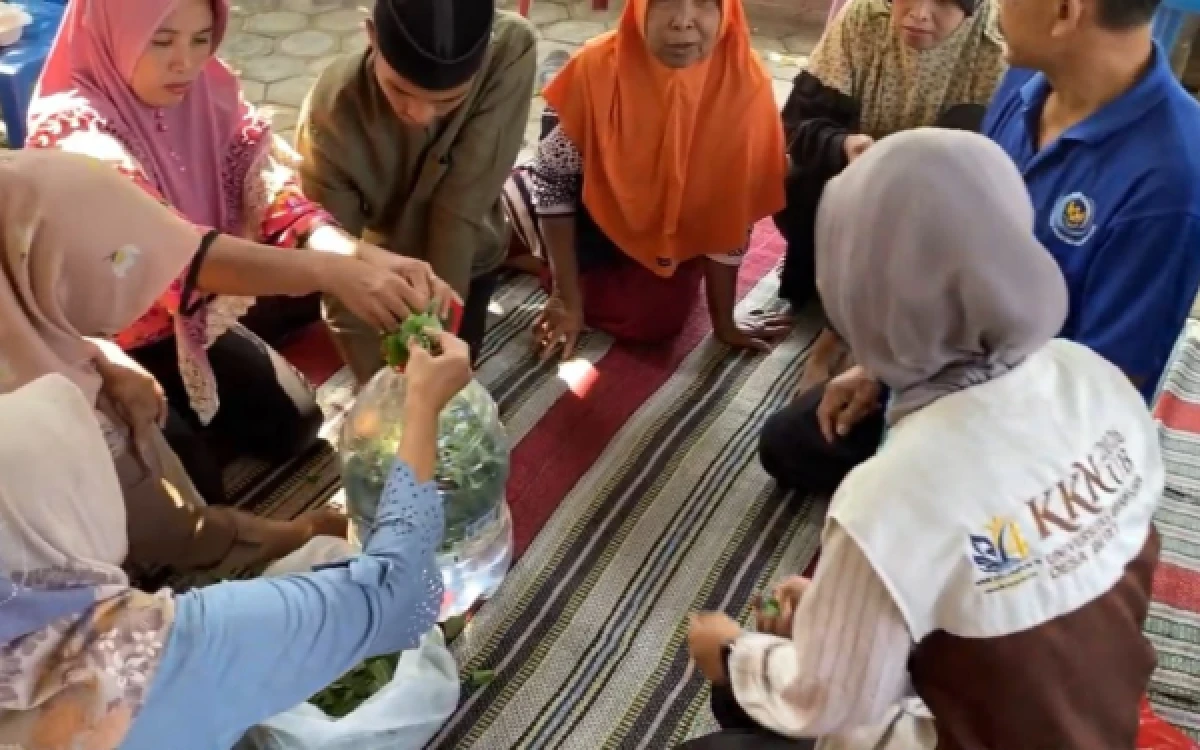 Foto Mahasiswa KKN PSDKU UB kediri mendemonstrasikan proses pembuatan ORGANIQ kepada Masyarakat Desa Betet, Dusun Bandung  (Foto : Dokumentasi Mahasiswa KKN Kelompok 14)