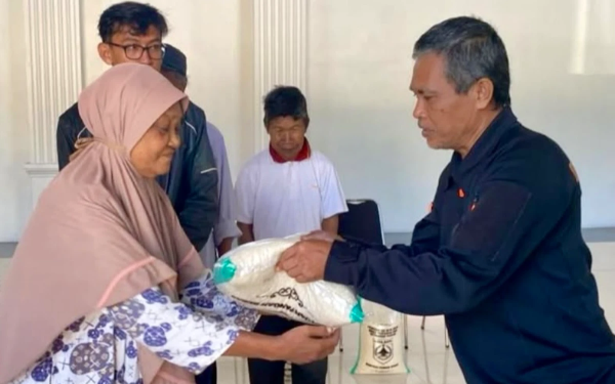 Thumbnail Berita - Sebanyak 1.640 KPM di Kota Batu Terima Bantuan Beras, Total Capai 16,4 Ton