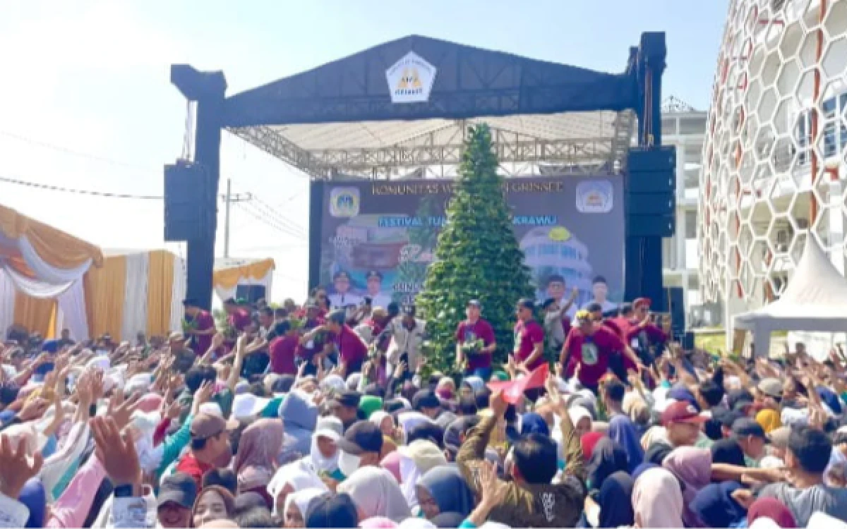 Thumbnail Berita - HP dan Dompet Raib, Festival Tumpeng Nasi Krawu Gresik Diwarnai Aksi Pencopetan