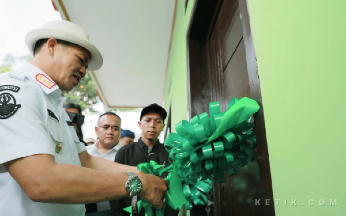 Thumbnail Berita - Bupati KDS Tepati Janji, Serahkan Rumah, Sertifikat Tanah dan Modal Usaha untuk Pasutri Korban Longsor Pangalengan