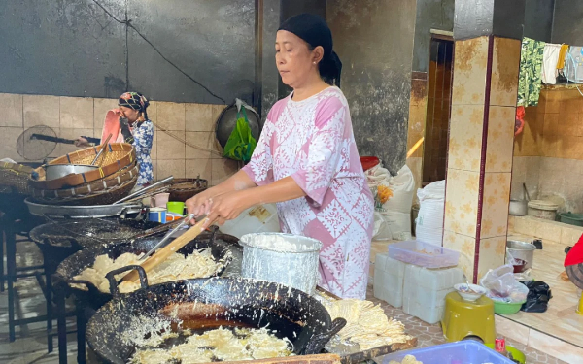 Thumbnail Berita - Harga Kebutuhan Naik, Pedagang Kripik Tempe Sanan Kota Malang Menjerit