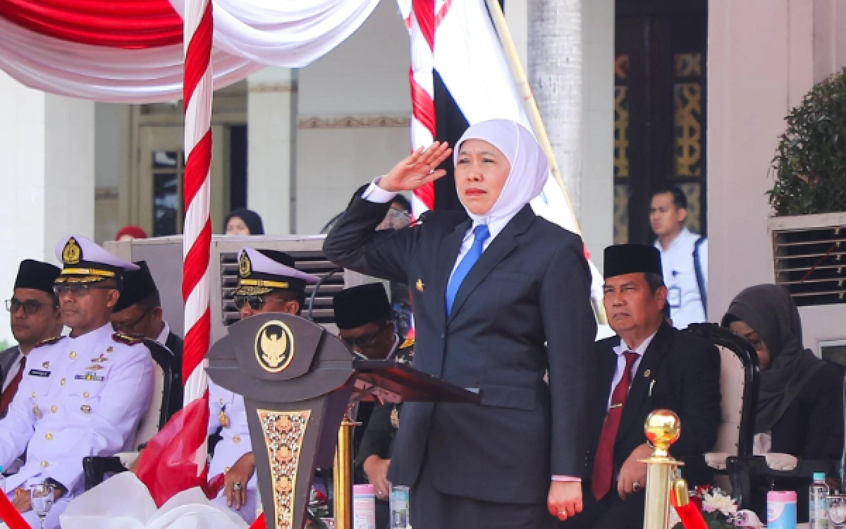 Thumbnail Berita - Khofifah Pimpin Upacara Hari Sumpah Pemuda ke-98, Ajak Pemuda Jatim Bangun Karakter Patriotik dan Berempati