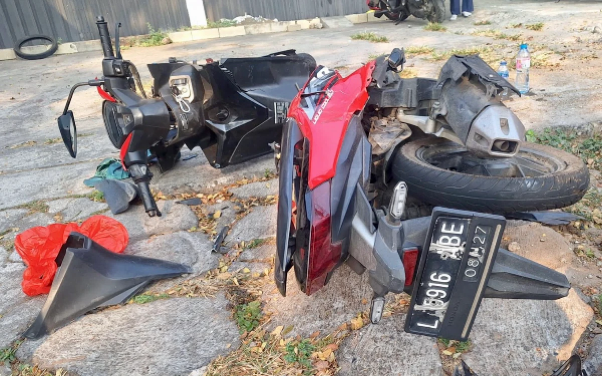 Thumbnail Berita - 5 Orang Luka! Honda City Kehilangan Kendali dan Hantam 4 Motor di Kota Batu