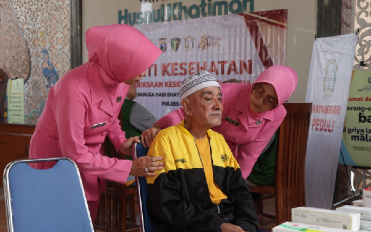 Thumbnail Berita - Hari Bhayangkara ke-80, Polres Malang Gelar Bakti Kesehatan untuk 62 Lansia di Wajak