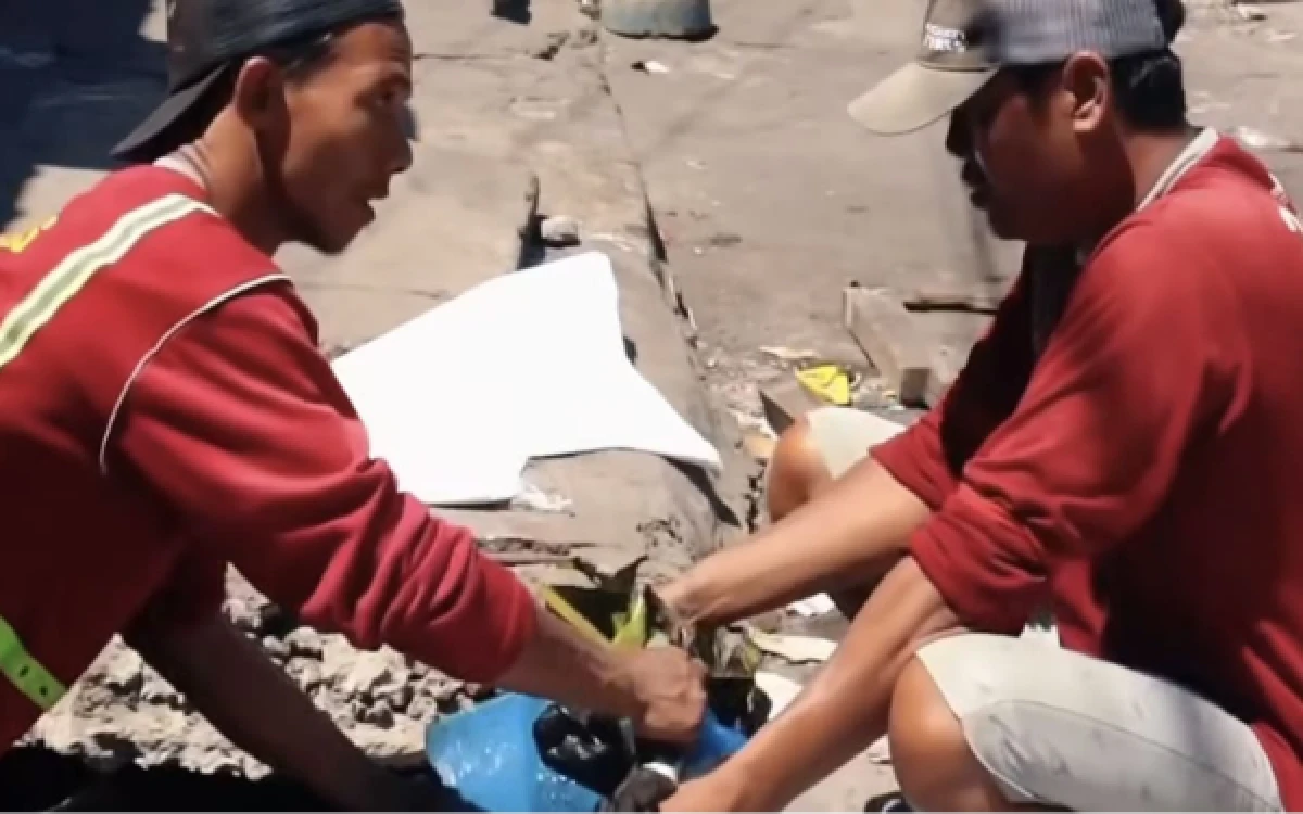 Foto Normalisasi sekaligus pembersihan saluran air Jalan Pucang yang dijadikan lapak pedagang kaki lima (Tangkap layar @dsdabmsby)