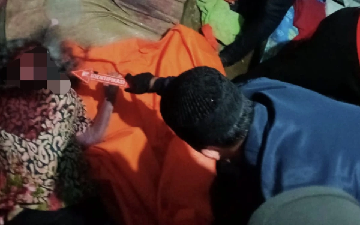 Foto Tim identifikasi dari Polrestabes Palembang saat melakukan identifikasi Perempuan Lansia yang ditemukan Meninggal di Rusun Radial, Kota Palembang,Kamis 23 Juli 2026. (Foto : Yola/Ketik.com)