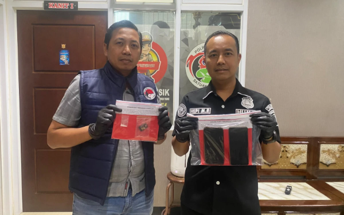 Thumbnail Berita - Berawal dari Aduan Warga, Polisi Ringkus Dua Pria Penyimpan Sabu di Bungkus Permen Bekas