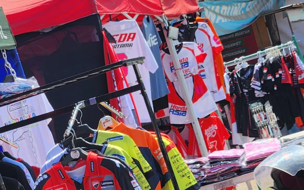 Thumbnail Berita - MotoGP Mandalika 2026: Merchandise Veda Laris Manis Diserbu Penggemar