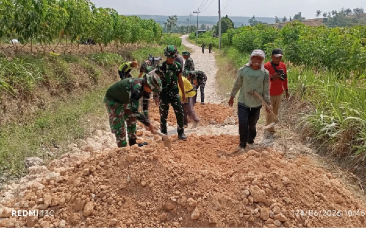 Thumbnail Berita - Kolaborasi Babinsa Bubulan Bojonegoro dan Warga Kompak Perbaiki Jalan Dusun Maor