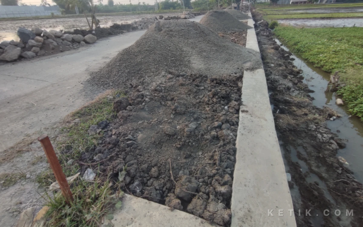 Thumbnail Berita - TPJ Rp163 Juta di Jombang Diduga Tak Sesuai Spesifikasi, Gunakan Tanah Bekas Galian