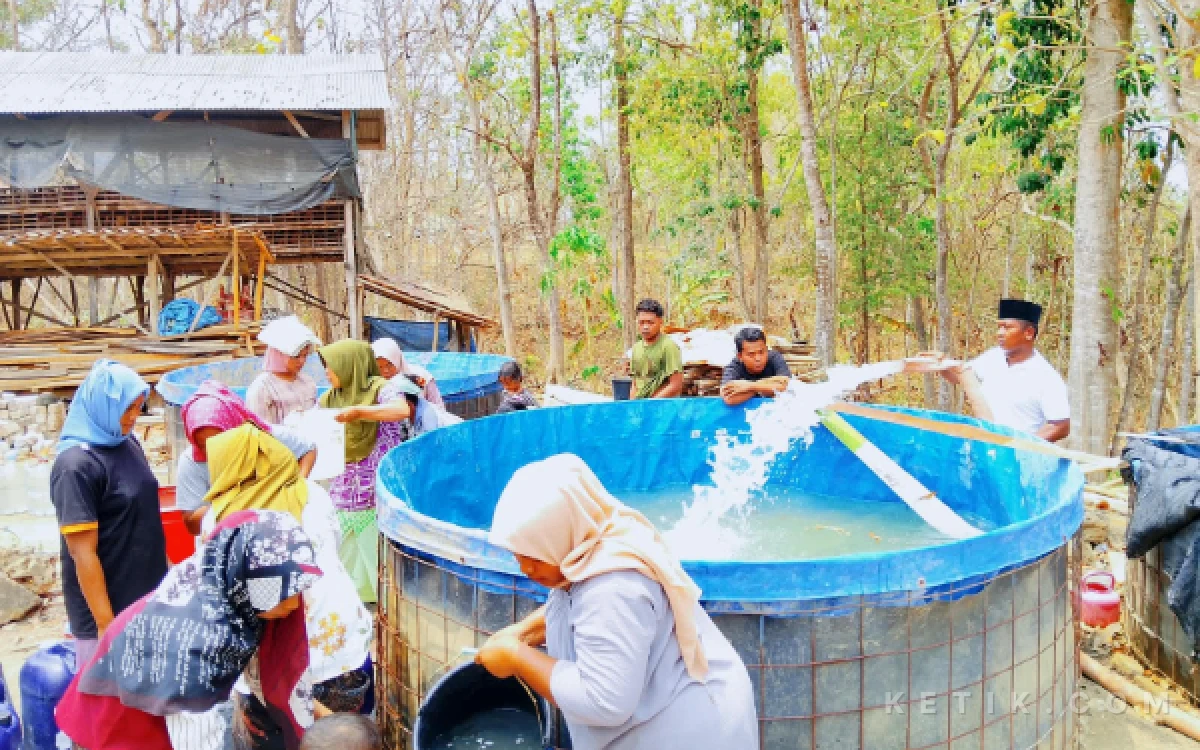 Thumbnail Berita - Di Tengah Kemarau dan Kelangkaan Solar, IKBAS PPMU Panyeppen MPW Karang Penang Salurkan 260 Ribu Liter Air Bersih