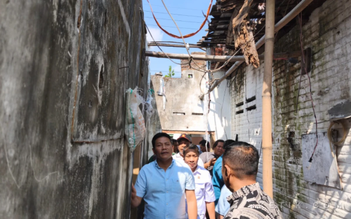 Thumbnail Berita - Bupati Subandi Bantu Renoasi, Pemilik Rumah Tidak Layak Huni di Sidoarjo Bersyukur