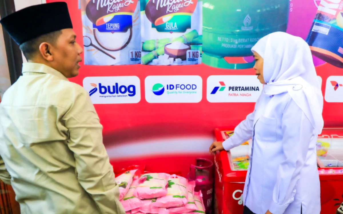 Thumbnail Berita - Tinjau KKMP Tukangkayu Banyuwangi, Gubernur Khofifah Ingatkan Bahan Pokok hingga Elpiji 3 Kg Selalu Tersedia