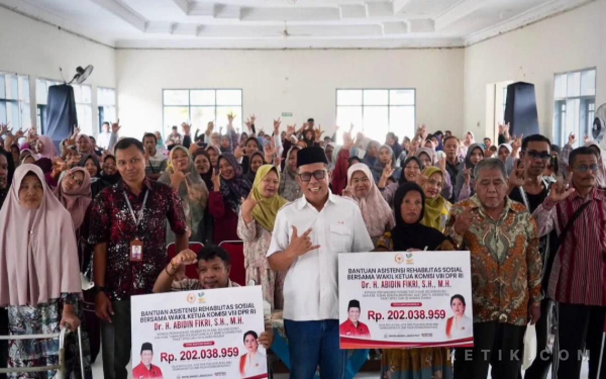 Thumbnail Berita - Abidin Fikri Salurkan Bantuan Alat Disabilitas dan Sembako untuk 99 Warga Bojonegoro-Tuban