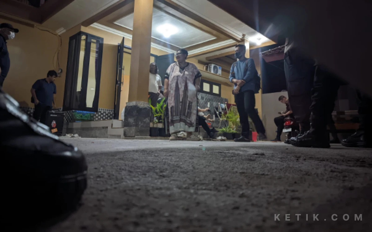 Thumbnail Berita - Rumah Pengusaha Pacitan Digeledah KPK, Ungkap Utang Sugiri Baru Dicicil Rp1,1 Miliar