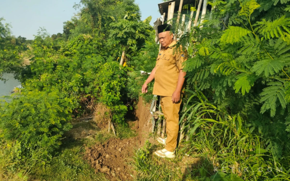 Thumbnail Berita - Tanggul Sungai Pemali di Belakang SMPN 3 Wanasari Brebes Kritis, Warga Desak Perbaikan