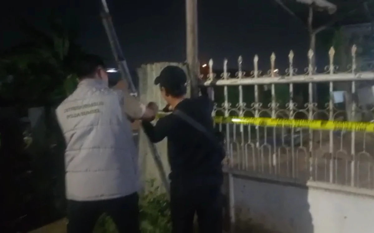Foto Pihak kepolisian dari Ditreskrimsus Polda Sumsel saat melakukan menyegel salah satu tempat las yang digunakan untuk menampung bahan bakar minyak (BBM) subsidi jenis biosolar di Jalan Kolonel Sulaiman Amin, Talang Kelapa, Kecamatan Alang-Alang Lebar, Palembang, Kamis 20 Agustus 2026. (Foto : Yola/Ketik.com)