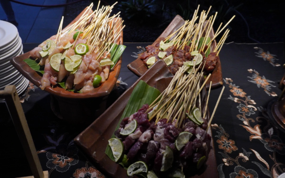 Foto Pengunjung dapat menikmati sajian sate sepuasnya pada program kuliner All You Can Eat "Sizzle & Spice" di Hotel Santika Premiere Malang. (Foto: Hotel Santika Premiere Malang for Ketik.com)