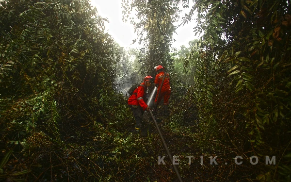 Thumbnail Berita - [FOTO] [FOTO] Bukan Hanya Padamkan Api, Manggala Agni Bantu Warga Kekeringan