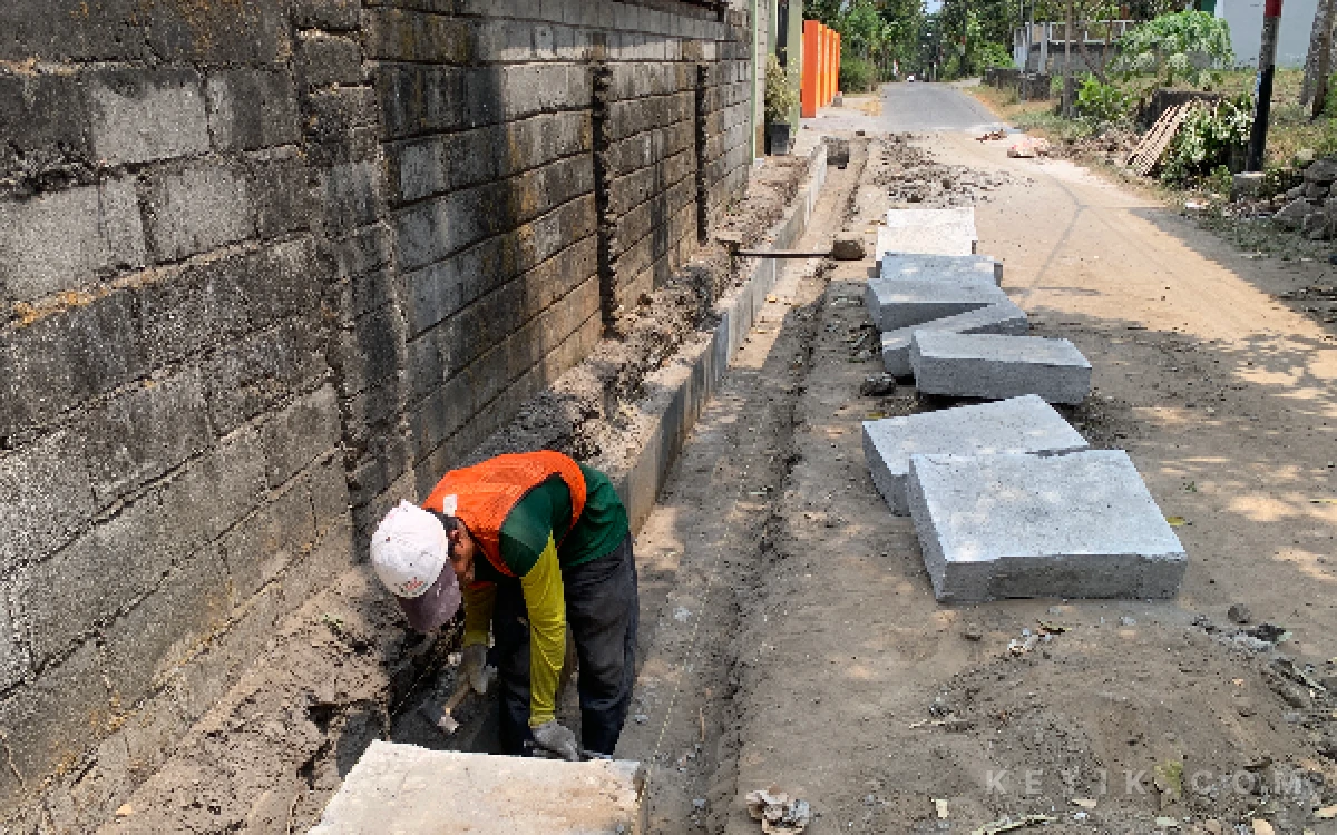 Thumbnail Berita - Diprotes Warga, CV Sunan Gading Benahi Proyek Drainase Sesuai Arahan Dinas PUPR Kota Blitar