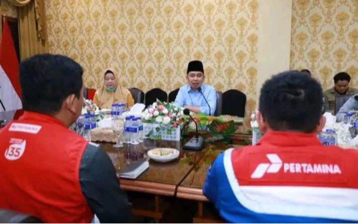 Thumbnail Berita - Antrean SPBU Jember Mengular, Bupati Fawait Panggil Pertamina dan Tambah Pasokan 100.000 Liter