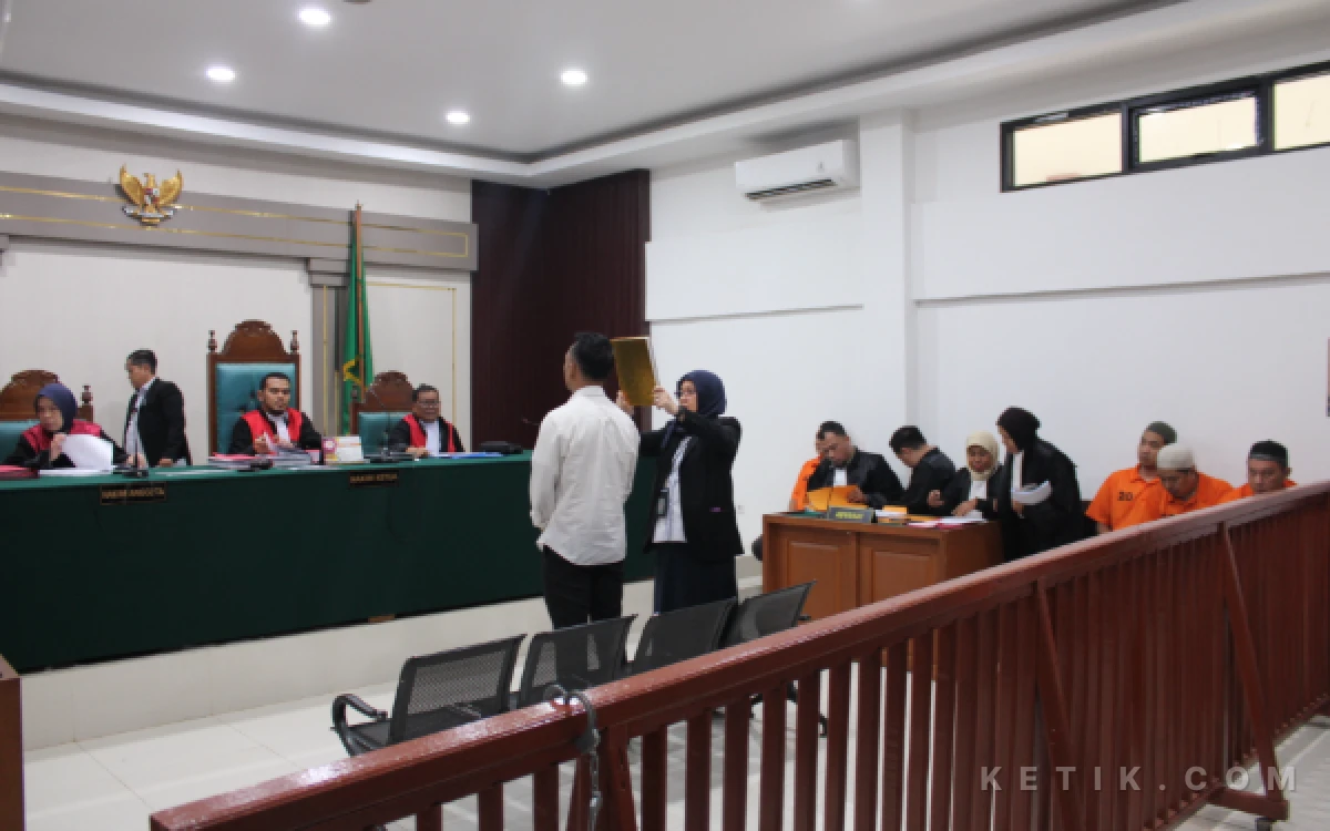 Foto Saksi Welly sedang disumpah dalam sidang lanjutan perkara dugaan manipulasi data elektronik terkait aktivasi IMEI iPhone internasional (inter) di Pengadilan Negeri Palembang, Senin 26 Oktober 2026. (Foto: M Nanda/Ketik.com)