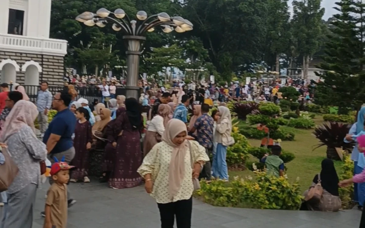 Thumbnail Berita - Libur Sekolah Bikin Bukittinggi Diserbu Wisatawan, Jam Gadang hingga Panorama Dipadati Pengunjung