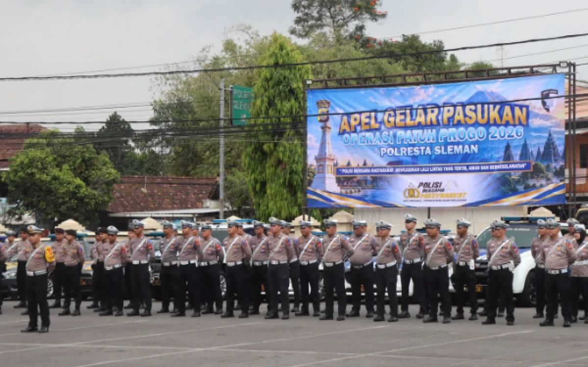 Foto Jajaran personel Polresta Sleman berbaris rapi dalam Apel Gelar Pasukan Operasi Patuh Progo 2026 di halaman Mapolresta Sleman. (Foto: Polresta Sleman)